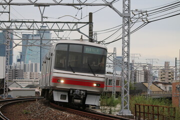 都市近郊を走行する名古屋鉄道
