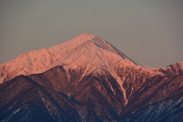 北アルプス　冬の朝焼けの常念岳　信州　モルゲンロート