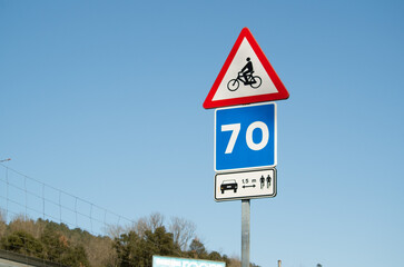 P22- Ciclistas. Velocidad máxima aconsejada
S-7. distancia lateral mínima de seguridad del 1.5 metros - obrazy, fototapety, plakaty