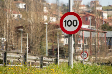 señal limite de velocidad a 100 km/h