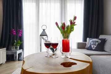 Stolik z winem i kieliszkami w ekskluzywnym apartamencie - obrazy, fototapety, plakaty