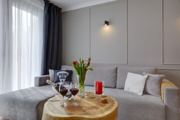 Stolik z winem i kieliszkami w ekskluzywnym apartamencie