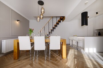stół z krzesłami w apartamencie, schody drewniane na piętro