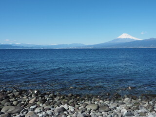 大瀬崎から駿河湾越しに富士山と南アルプスを望む - obrazy, fototapety, plakaty