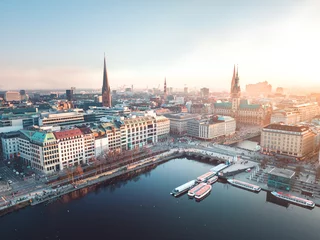 Panorama Luftbild über die Binnenalster und den Jungfernstieg mit Rathaus in der historischen Altstadt der Hansestadt Hamburg, Deutschland, bei Sonnenuntergang mit Elbphilharmonie im Hintergrund.  © Votimedia