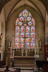 Fototapeta na wymiar Saintes-Marie-du-Mont. Autel et vitrail de l'église Notre-Dame de l'Assomption. Manche. Normandie 