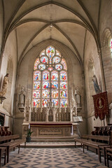 Fototapeta na wymiar Saintes-Marie-du-Mont. Autel et vitrail de l'église Notre-Dame de l'Assomption. Manche. Normandie 
