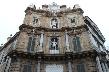 Fototapeta na wymiar baroque building (quattro canti) in palermo in sicily (italy)