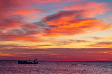 Fototapeta na wymiar Boat and sunrise