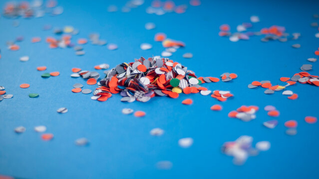 Confeti de colres sobre fondo azul