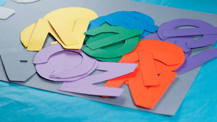 Letras recortadas en cartulinas de colores amontonadas