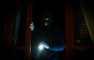 The thief breaks into the house through the balcony.