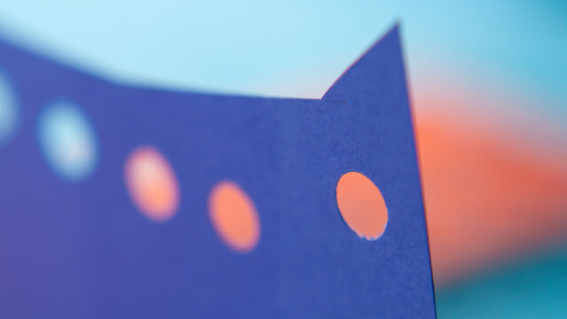 Agujeros redondos en cartulina naranja y morada