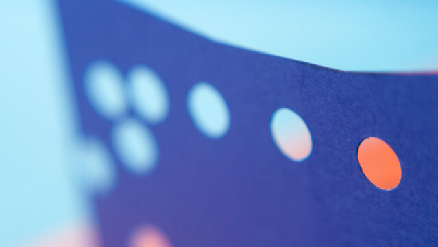 Agujeros redondos en cartulina naranja y morada