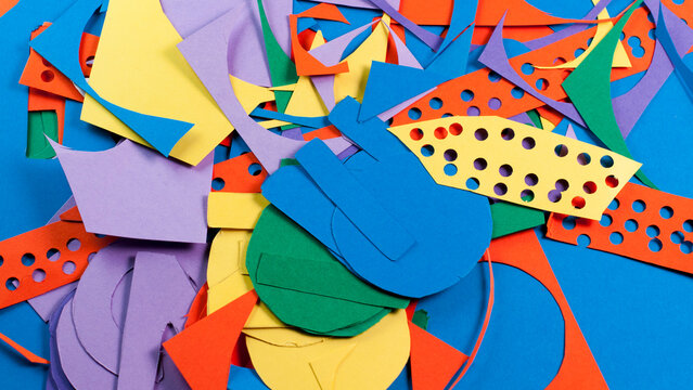 Cartulinas de colores con recortes de circulos