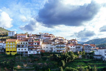 Obraz premium quaint hillside village set in a river valley