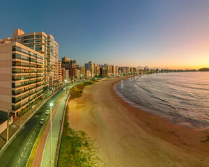 Imagem aérea do nascer do sol na Praia do Morro. Alvorecer avermelhado na cidade de Guarapari no...