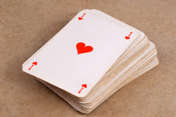As de cœur sur une pile de cartes à jouer