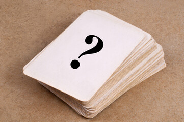Point d'interrogation sur une pile de cartes