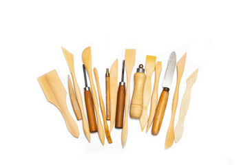 Set de herramientas de madera para trabajar en madera, cerámica, arcilla, sobre un fondo blanco liso y aislado. Vista superior y de cerca. Copy space
