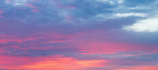 Obraz premium A beautiful and vibrant colored sunrise sky and clouds 