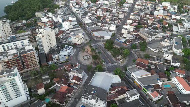 Imagem aérea de uma manhã ensolarada, na cidade de Guarapari. Vista do alto de Muquiçaba, Praia do Morro e  Centro.
