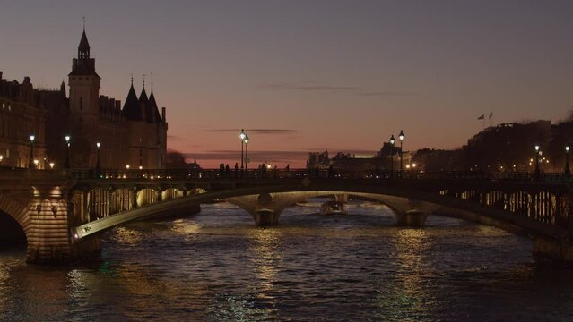 Notre Dame bridge at sunset in Paris