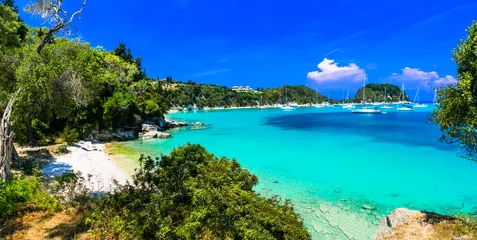 Schilderijen op glas Ionian islands of Greece. splendid island  Paxos. Beautiful turquoise bay and beach in Lakka village.  greek summer destinations © Freesurf