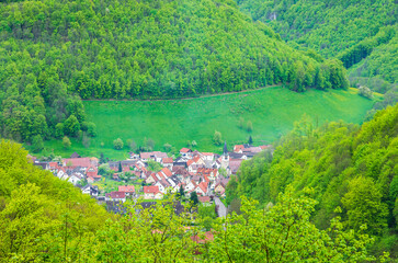Das Dorf Gutenberg, ein Ortsteil der Gemeinde Lenningen auf der Schwäbischen Alb,...