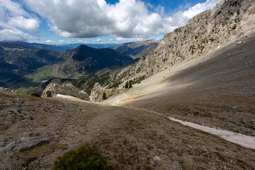 Tartera de una montaña llena de piedras