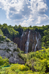 gran roca con una cascada
