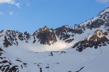 Nieve en la montaña y cordillera en deshielo