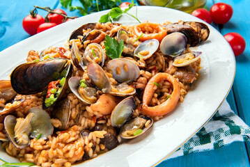 Vassoio con risotto ai frutti di mare, cibo mediterraneo