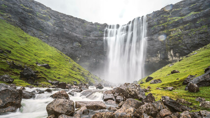 Der Fossá Wasserfall auf der Insel Streymoy fällt über mehrere Kaskaden nach unten. Besonders spritzig, wenn es es geregnet hat.