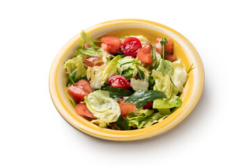 Piatto di insalata fresca a base di lattuga, pomodoro, rucola e olio di oliva 