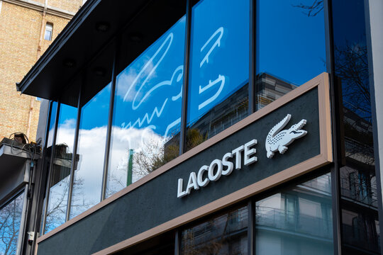 Boulogne-Billancourt, France - 28 f&eacute;vrier 2023: Vue ext&eacute;rieure d'une boutique Lacoste, entreprise fran&ccedil;aise sp&eacute;cialis&eacute;e dans la conception et la vente de v&ecirc;tements, chaussures, accessoires et parfums