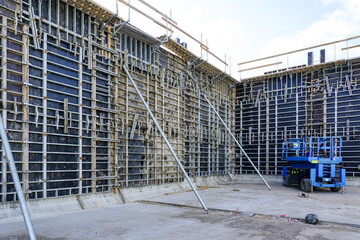 Industrial building wall construction using concrete formwork with a folding mechanism