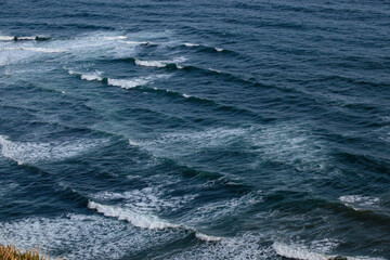 Naklejka na ściany i meble 太平洋沿いの海岸に打ち寄せる波