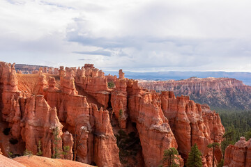 Queens Garden hiking trail with scenic view of massive steep hoodoo sandstone rock formation towers in Bryce Canyon National Park, Utah, USA. Barren desert landscape in natural amphitheatre in summer