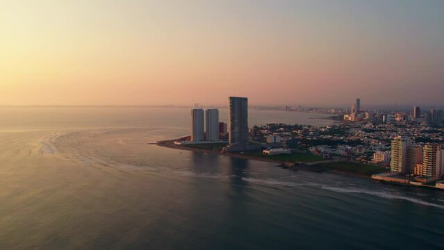 amanecer en la costa 

