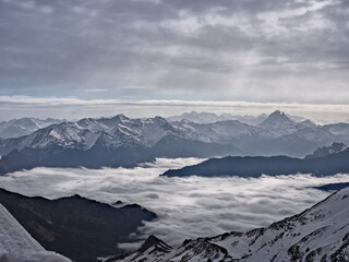 Vista a los pirineos desde la cima Somkui, en invierno