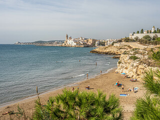 Ciudad y playa de Sitges en Tarragona, Catalu&ntilde;a, Espa&ntilde;a
