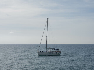 Fototapeta premium Navegando en velero en el mar mediterraneo, en Sitges, Tarragona