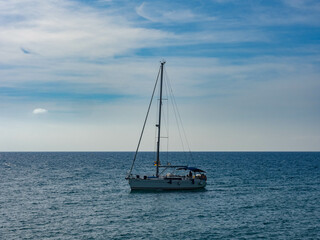 Navegando en velero en el mar mediterraneo, en Sitges, Tarragona © SAHATS