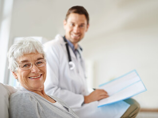 Obraz premium Youre in great hands. Shot of a handsome male doctor with a happy elderly patient.
