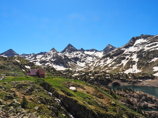 Fototapeta na wymiar El gran facha desde Respomuso en los pirineos