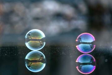 Seifenblasen auf Wasser