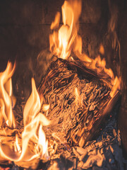 płonąca książka spalająca się w płomieniach ognia