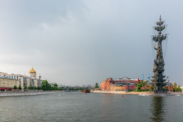 Obraz premium Moscow river and Peter the Great Statue. Sculpture by Zurab Tsereteli. One of the tallest monuments in Russia.