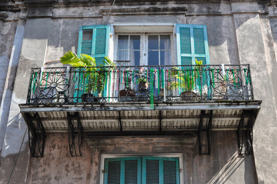 Mardi gras, Balcon Nouvel Orl&eacute;an , New Orleans, St-Patrick,  balcony with green neckless